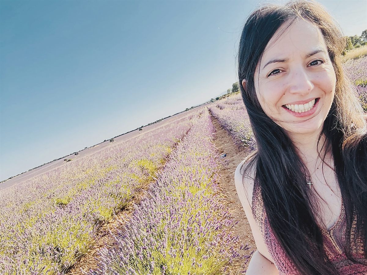 Romina LB en un campo de lavanda
