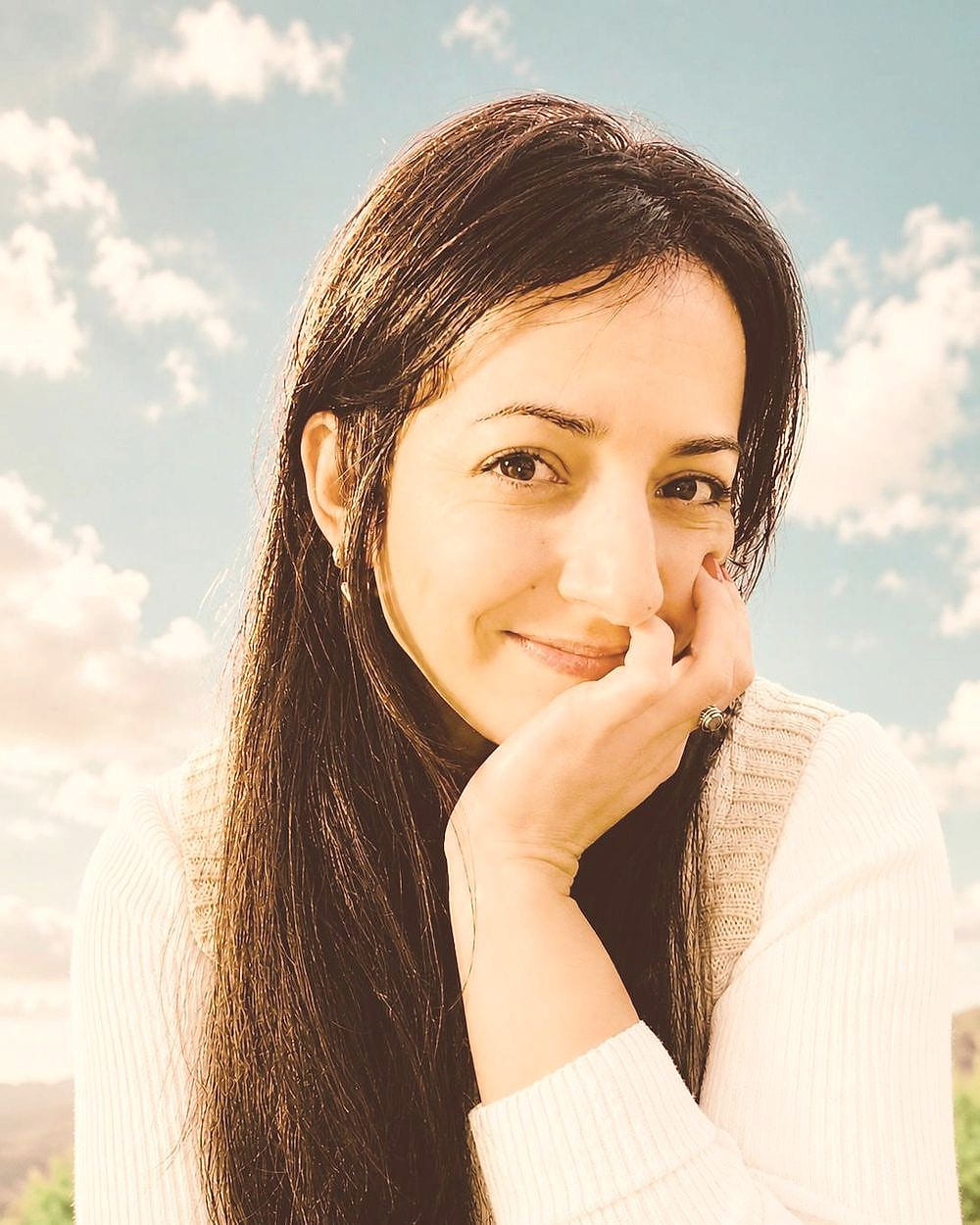 Romina LB, canalizadora y médium, sonriendo al aire libre